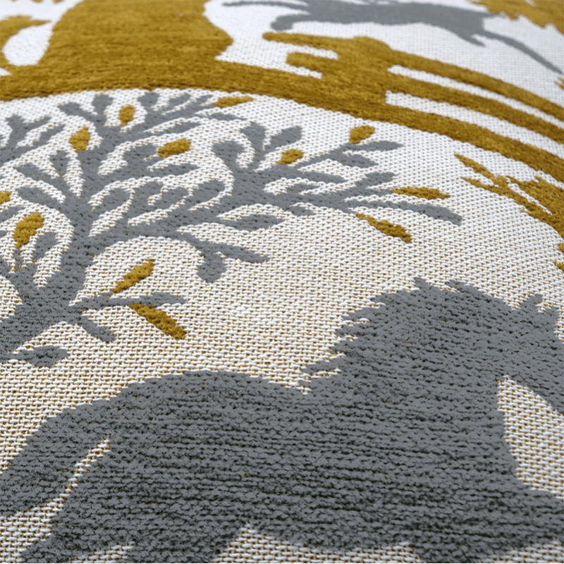 Détail coussin Chemin des cimes ocre pour une déco chalet cocooning à la montagne - Jules Pansu édition de tissu d'ameublement