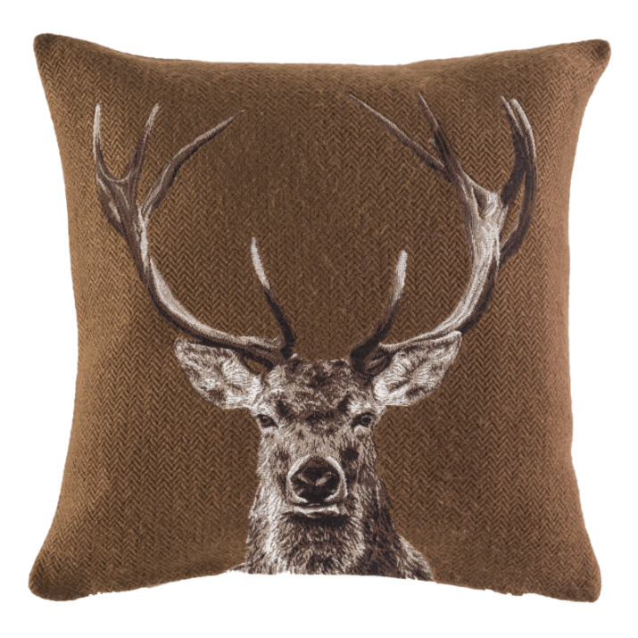 Sleeping wood chestnut cushion, winter, design, deco, minimalist - Jules Pansu