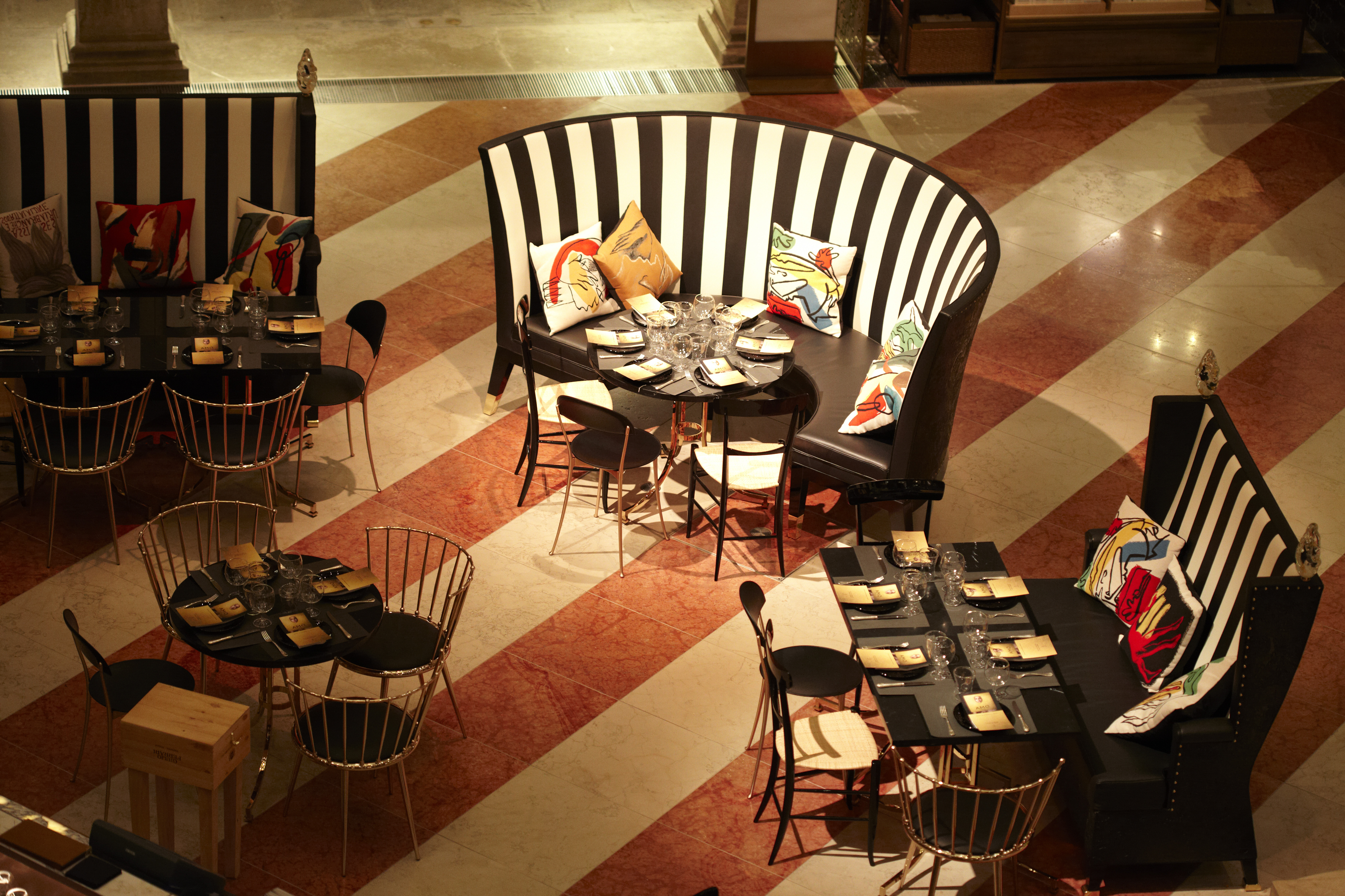 Coussins sur mesure jules pansu - Restaurant Alajmo par Philippe Starck